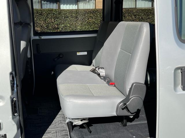 タウンエースバン 　ＧＬ　純正ナビ　ＴＶ　バックカメラ　ＥＴＣ　キーレス　ドライブレコーダー　５人乗り　アイドリングストップ　セーフティ－センス（19枚目）