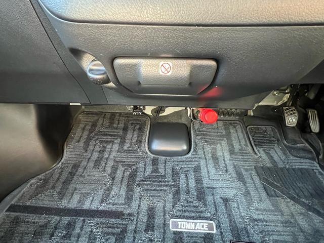 タウンエースバン 　ＧＬ　純正ナビ　ＴＶ　バックカメラ　ＥＴＣ　キーレス　ドライブレコーダー　５人乗り　アイドリングストップ　セーフティ－センス（34枚目）