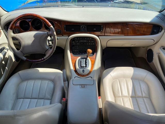 ＸＪ ＸＪ　エグゼクティブ４．０－Ｖ８　買取仕入（21枚目）