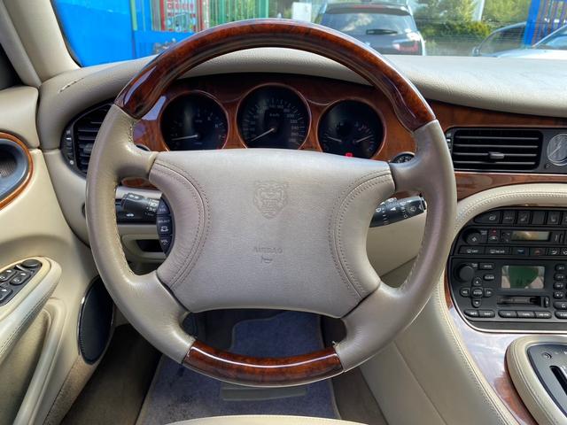 ＸＪ ＸＪ　エグゼクティブ４．０－Ｖ８　買取仕入（22枚目）