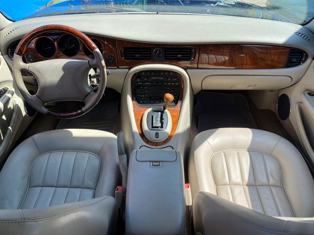 ＸＪ ＸＪ　エグゼクティブ４．０－Ｖ８　買取仕入（65枚目）