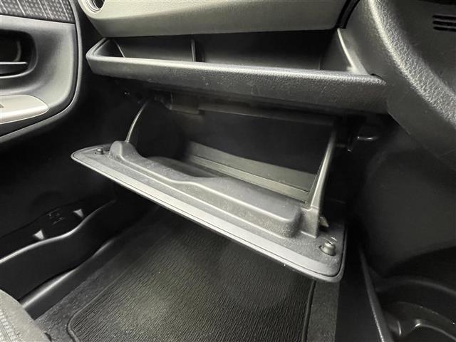 ヴィッツ Ｆ　トヨタセーフティセンス　ＡＬＰＩＮＥナビ　フルセグＴＶ　ＤＶＤ再生　Ｂｌｕｅｔｏｏｔｈオーディオ　ラジオ　バックカメラ　キーレスエントリー　フロアマット　ＰＣＳ　ＬＤＡ　ＡＨＢ（21枚目）