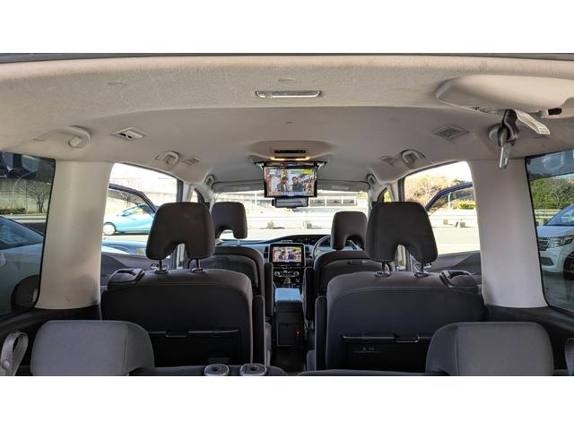 セレナ ｅ－パワー　ハイウェイスターＶ　ナビＴＶアラウンドビューフリップダウンモニター　両側パワースライドドア　デジタルインナーミラー　ＵＳＢ　ＥＴＣ　ドラレコ　ステアリングヒーター（3枚目）