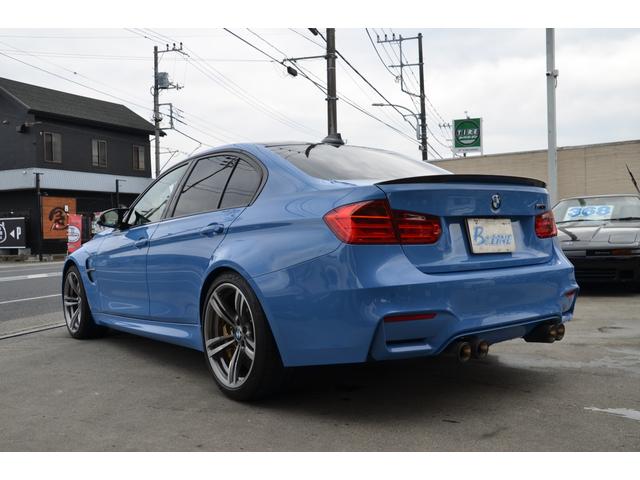 Ｍ３ Ｍ３　Ｍ３　シルバーストーンレザーシート　パワークラフト可変式マフラー　シートヒーター　純正１９インチＡＷ　カーボンドアミラー　カーボンエアスプリッター　カーボンアンダースポイラー　カーボンスポイラー（5枚目）