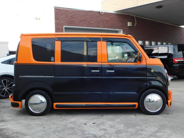 エブリイワゴン ＰＺターボスペシャル　４ＷＤ　ターボ　アーリーバス仕様　内外装ブラックオレンジツートン　メッキホイールキャップ　両側パワスラ　カロッツェリアナビ　バックカメラ　ＴＶ　Ｂｌｕｅｔｏｏｔｈ　ＥＴＣ　シートヒーター　キーレス（7枚目）