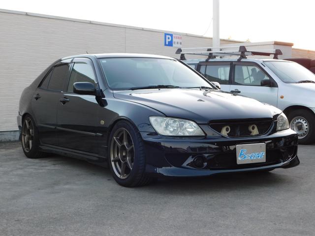 アルテッツァ ＲＳ２００　Ｚエディション　６速ＭＴ　車高調　社外マフラー　ＦＲＰボンネット　３連追加メーター　Ｐ１レーシング１７インチＡＷ　ジータ純正ＯＰバンパー　純正エアロ　リアスポイラー　前後タワーバー　カロッツェリアオーディオ　ＥＴＣ（4枚目）