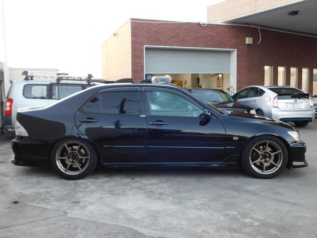 アルテッツァ ＲＳ２００　Ｚエディション　６速ＭＴ　車高調　社外マフラー　ＦＲＰボンネット　３連追加メーター　Ｐ１レーシング１７インチＡＷ　ジータ純正ＯＰバンパー　純正エアロ　リアスポイラー　前後タワーバー　カロッツェリアオーディオ　ＥＴＣ（7枚目）