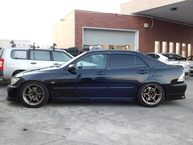 アルテッツァ ＲＳ２００　Ｚエディション　６速ＭＴ　車高調　社外マフラー　ＦＲＰボンネット　３連追加メーター　Ｐ１レーシング１７インチＡＷ　ジータ純正ＯＰバンパー　純正エアロ　リアスポイラー　前後タワーバー　カロッツェリアオーディオ　ＥＴＣ（8枚目）