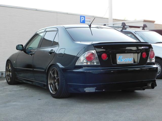 アルテッツァ ＲＳ２００　Ｚエディション　６速ＭＴ　車高調　社外マフラー　ＦＲＰボンネット　３連追加メーター　Ｐ１レーシング１７インチＡＷ　ジータ純正ＯＰバンパー　純正エアロ　リアスポイラー　前後タワーバー　カロッツェリアオーディオ　ＥＴＣ（9枚目）