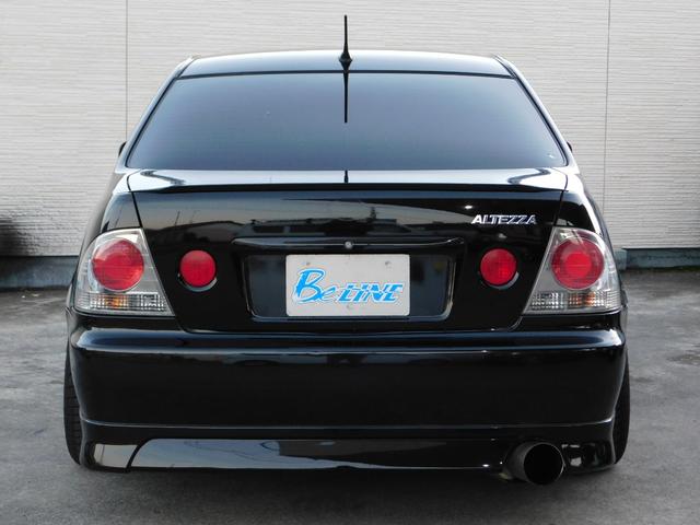 アルテッツァ ＲＳ２００　Ｚエディション　６速ＭＴ　車高調　社外マフラー　ＦＲＰボンネット　３連追加メーター　Ｐ１レーシング１７インチＡＷ　ジータ純正ＯＰバンパー　純正エアロ　リアスポイラー　前後タワーバー　カロッツェリアオーディオ　ＥＴＣ（10枚目）