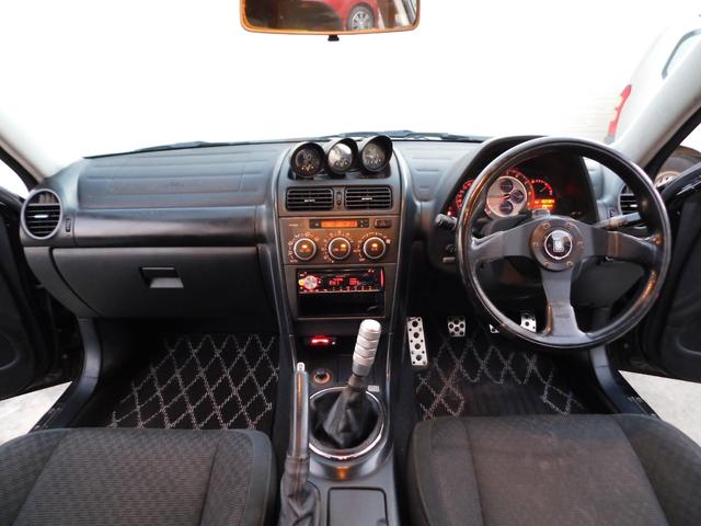 アルテッツァ ＲＳ２００　Ｚエディション　６速ＭＴ　車高調　社外マフラー　ＦＲＰボンネット　３連追加メーター　Ｐ１レーシング１７インチＡＷ　ジータ純正ＯＰバンパー　純正エアロ　リアスポイラー　前後タワーバー　カロッツェリアオーディオ　ＥＴＣ（12枚目）