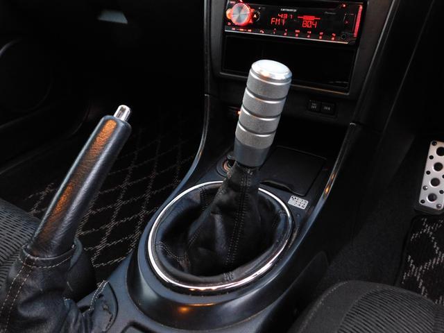 アルテッツァ ＲＳ２００　Ｚエディション　６速ＭＴ　車高調　社外マフラー　ＦＲＰボンネット　３連追加メーター　Ｐ１レーシング１７インチＡＷ　ジータ純正ＯＰバンパー　純正エアロ　リアスポイラー　前後タワーバー　カロッツェリアオーディオ　ＥＴＣ（13枚目）