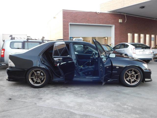 アルテッツァ ＲＳ２００　Ｚエディション　６速ＭＴ　車高調　社外マフラー　ＦＲＰボンネット　３連追加メーター　Ｐ１レーシング１７インチＡＷ　ジータ純正ＯＰバンパー　純正エアロ　リアスポイラー　前後タワーバー　カロッツェリアオーディオ　ＥＴＣ（27枚目）