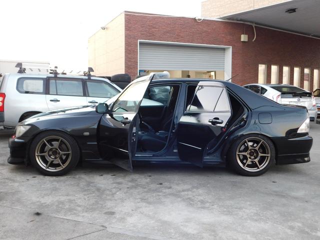 アルテッツァ ＲＳ２００　Ｚエディション　６速ＭＴ　車高調　社外マフラー　ＦＲＰボンネット　３連追加メーター　Ｐ１レーシング１７インチＡＷ　ジータ純正ＯＰバンパー　純正エアロ　リアスポイラー　前後タワーバー　カロッツェリアオーディオ　ＥＴＣ（28枚目）