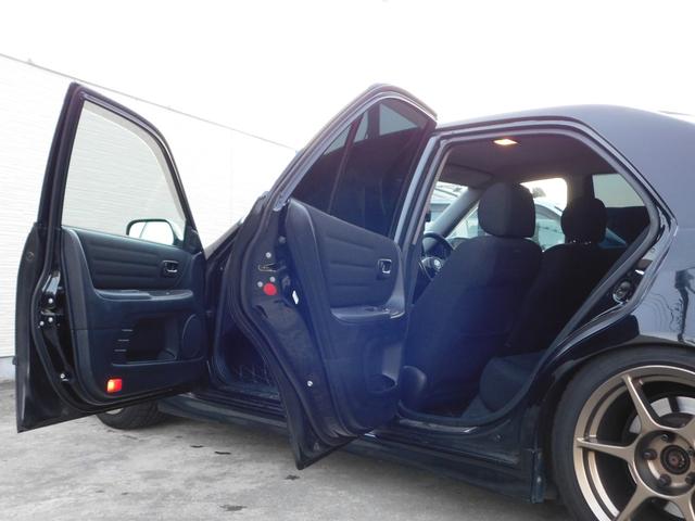 アルテッツァ ＲＳ２００　Ｚエディション　６速ＭＴ　車高調　社外マフラー　ＦＲＰボンネット　３連追加メーター　Ｐ１レーシング１７インチＡＷ　ジータ純正ＯＰバンパー　純正エアロ　リアスポイラー　前後タワーバー　カロッツェリアオーディオ　ＥＴＣ（30枚目）