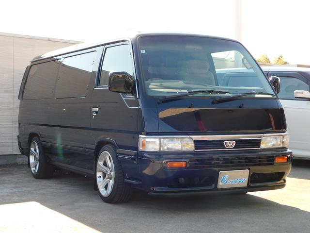 キャラバンコーチ ロイヤル　ローダウン　サンルーフ　社外１７インチＡＷ　２列目回転シート　運転席パワーシート　イージークローザー　ディスプレイオーディオ　Ｂｌｕｅｔｏｏｔｈ　社外ステアリング　ＥＴＣ（4枚目）