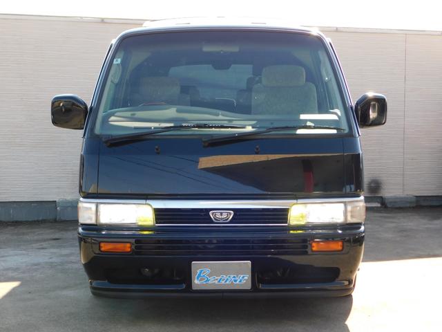 キャラバンコーチ ロイヤル　ローダウン　サンルーフ　社外１７インチＡＷ　２列目回転シート　運転席パワーシート　イージークローザー　ディスプレイオーディオ　Ｂｌｕｅｔｏｏｔｈ　社外ステアリング　ＥＴＣ（5枚目）