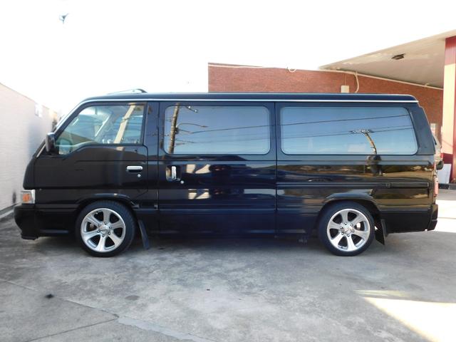 キャラバンコーチ ロイヤル　ローダウン　サンルーフ　社外１７インチＡＷ　２列目回転シート　運転席パワーシート　イージークローザー　ディスプレイオーディオ　Ｂｌｕｅｔｏｏｔｈ　社外ステアリング　ＥＴＣ（8枚目）