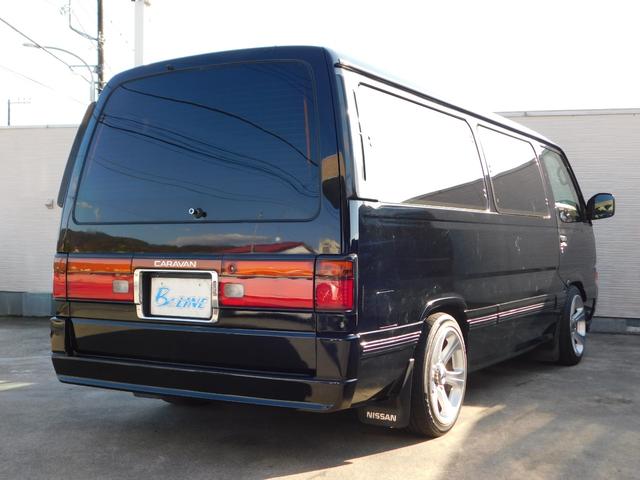 キャラバンコーチ ロイヤル　ローダウン　サンルーフ　社外１７インチＡＷ　２列目回転シート　運転席パワーシート　イージークローザー　ディスプレイオーディオ　Ｂｌｕｅｔｏｏｔｈ　社外ステアリング　ＥＴＣ（11枚目）