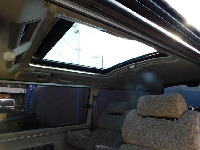 キャラバンコーチ ロイヤル　ローダウン　サンルーフ　社外１７インチＡＷ　２列目回転シート　運転席パワーシート　イージークローザー　ディスプレイオーディオ　Ｂｌｕｅｔｏｏｔｈ　社外ステアリング　ＥＴＣ（19枚目）