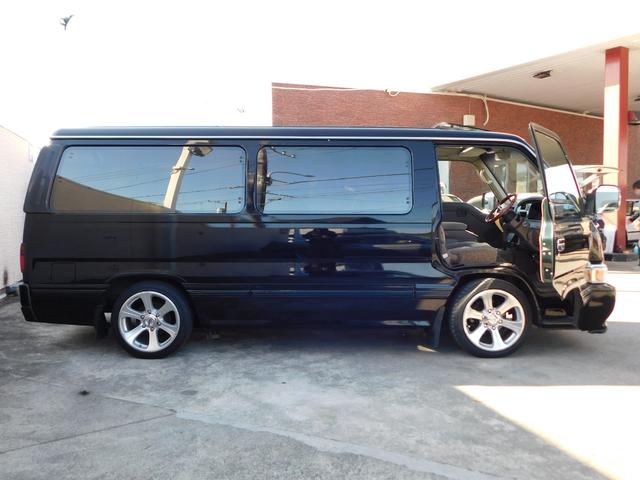 キャラバンコーチ ロイヤル　ローダウン　サンルーフ　社外１７インチＡＷ　２列目回転シート　運転席パワーシート　イージークローザー　ディスプレイオーディオ　Ｂｌｕｅｔｏｏｔｈ　社外ステアリング　ＥＴＣ（20枚目）