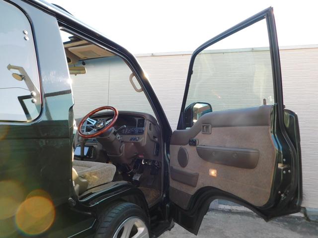 キャラバンコーチ ロイヤル　ローダウン　サンルーフ　社外１７インチＡＷ　２列目回転シート　運転席パワーシート　イージークローザー　ディスプレイオーディオ　Ｂｌｕｅｔｏｏｔｈ　社外ステアリング　ＥＴＣ（22枚目）