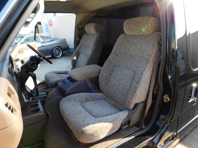 キャラバンコーチ ロイヤル　ローダウン　サンルーフ　社外１７インチＡＷ　２列目回転シート　運転席パワーシート　イージークローザー　ディスプレイオーディオ　Ｂｌｕｅｔｏｏｔｈ　社外ステアリング　ＥＴＣ（26枚目）