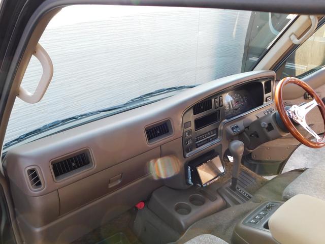 キャラバンコーチ ロイヤル　ローダウン　サンルーフ　社外１７インチＡＷ　２列目回転シート　運転席パワーシート　イージークローザー　ディスプレイオーディオ　Ｂｌｕｅｔｏｏｔｈ　社外ステアリング　ＥＴＣ（29枚目）