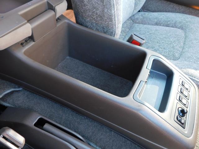 キャラバンコーチ ロイヤル　ローダウン　サンルーフ　社外１７インチＡＷ　２列目回転シート　運転席パワーシート　イージークローザー　ディスプレイオーディオ　Ｂｌｕｅｔｏｏｔｈ　社外ステアリング　ＥＴＣ（41枚目）