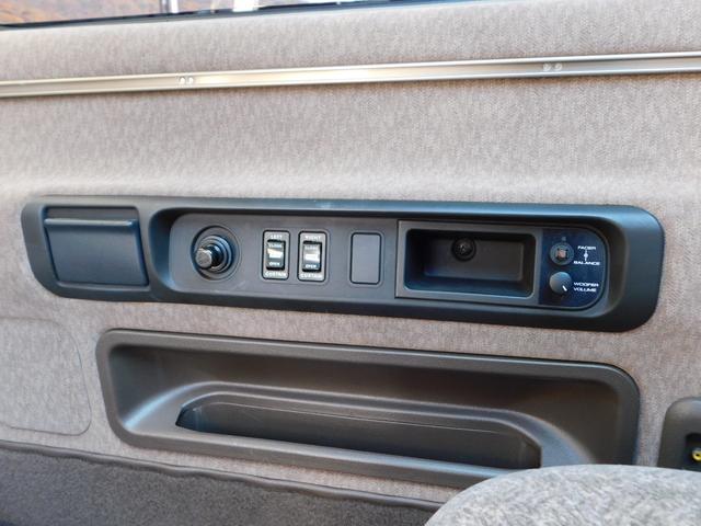 キャラバンコーチ ロイヤル　ローダウン　サンルーフ　社外１７インチＡＷ　２列目回転シート　運転席パワーシート　イージークローザー　ディスプレイオーディオ　Ｂｌｕｅｔｏｏｔｈ　社外ステアリング　ＥＴＣ（47枚目）