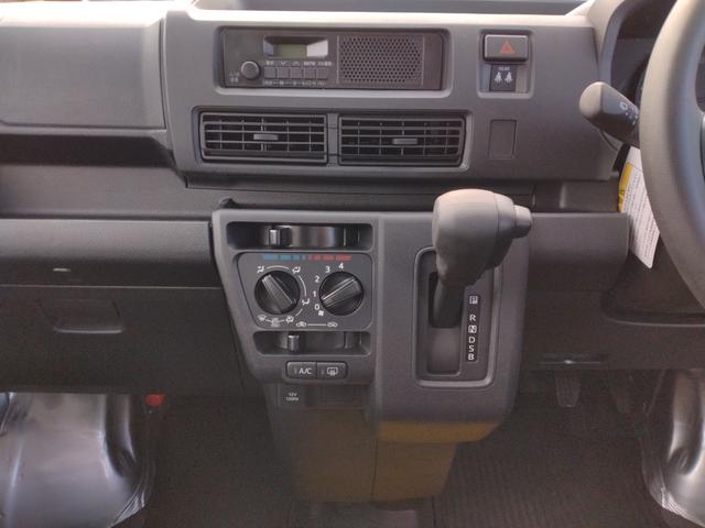ハイゼットカーゴ ＤＸ　サポカーＳワイド適合　三方開　ゴムマット　ラジオ　エアコン　光軸調整ダイヤル　コーナーセンサー　アイドリングストップ　横滑り防止機能　誤発進抑制機能　アクセサリーソケット（13枚目）