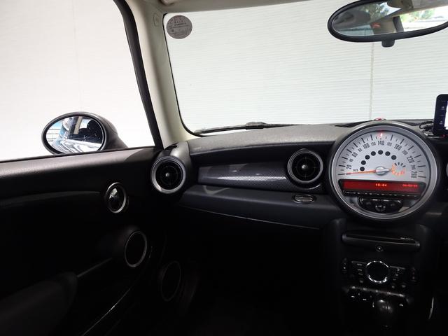 クーパーS 禁煙車/記録簿/サンルーフ/オリジナルブラックホイール/ナビTV/Bluetooth/スモークテール/HID/ETC/プッシュスタート/スペアキー/パドルシフト/オートエアコン/FOG/電動格納ミラー(17枚目)
