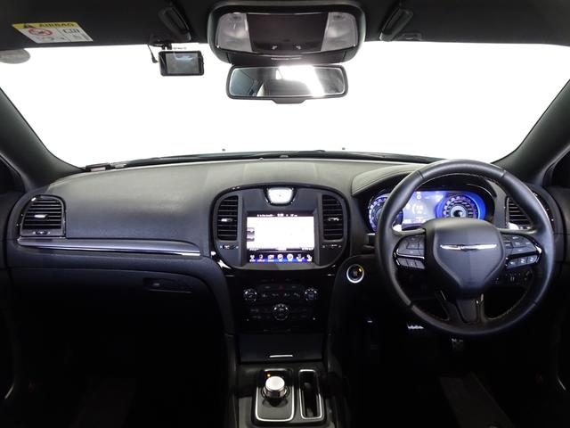 クライスラー・３００ ３００Ｓ　禁煙車／記録簿／本革／ナビ地デジ／Ｂｌｕｅｔｏｏｔｈ／Ｂｅａｔｓ／Ｂカメラ／ドライブレコーダー／ＨＩＤ／ＥＴＣ／スマートキー／スペアキー／ＡＣＣ／シートヒーター／パドルシフト／オートライト／２０ＡＷ／（3枚目）