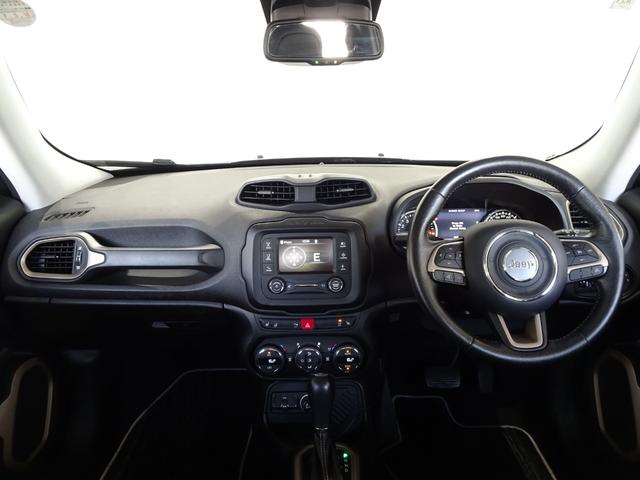 ジープ・レネゲード リミテッド　禁煙車／記録簿／本革／新品ナビＴＶ／Ｂｌｕｅｔｏｏｔｈ／Ｂカメラ／ＨＩＤ／スマートキー／スペアキー／クルコン／シート＆ステアリングヒーター／オートライト／ルーフレール／レーンセンス／ＦＯＧ／１７ＡＷ／（3枚目）