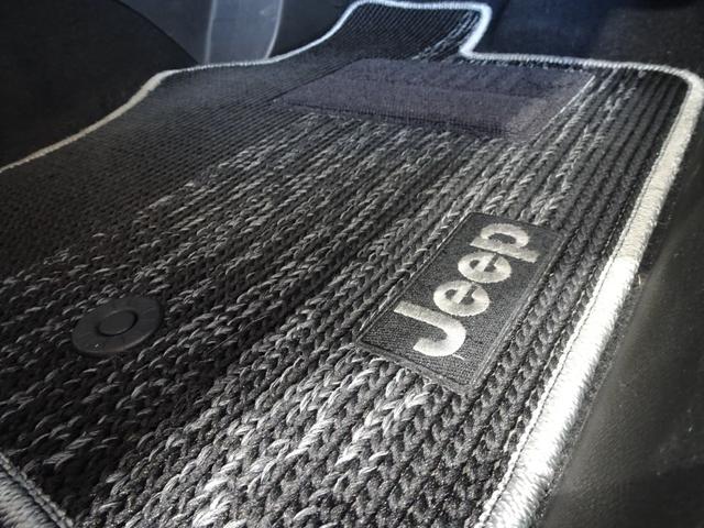 ジープ・レネゲード リミテッド　禁煙車／記録簿／本革／新品ナビＴＶ／Ｂｌｕｅｔｏｏｔｈ／Ｂカメラ／ＨＩＤ／スマートキー／スペアキー／クルコン／シート＆ステアリングヒーター／オートライト／ルーフレール／レーンセンス／ＦＯＧ／１７ＡＷ／（48枚目）