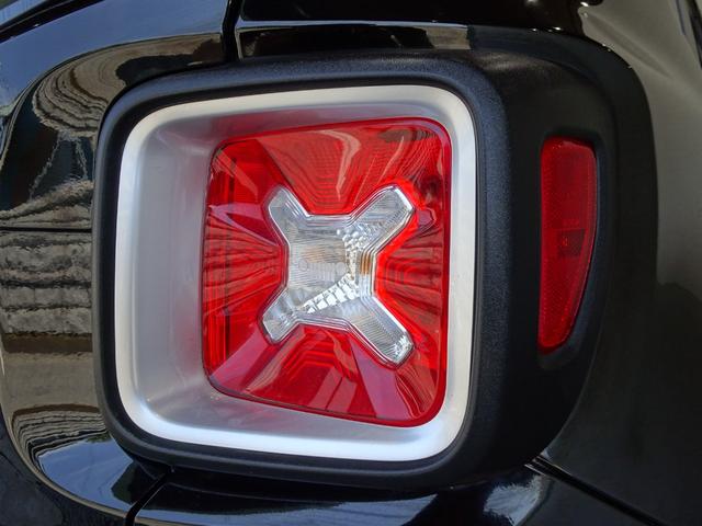 ジープ・レネゲード リミテッド　禁煙車／記録簿／本革／新品ナビＴＶ／Ｂｌｕｅｔｏｏｔｈ／Ｂカメラ／ＨＩＤ／スマートキー／スペアキー／クルコン／シート＆ステアリングヒーター／オートライト／ルーフレール／レーンセンス／ＦＯＧ／１７ＡＷ／（59枚目）