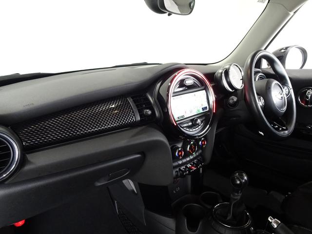 ＭＩＮＩ クーパーＳ　６ＭＴ／禁煙車／記録簿／ＨＤＤナビ／Ｂｌｕｅｔｏｏｔｈ／ＬＥＤ／ＥＴＣ／プッシュスタート／スペアキー／クルーズコントロール／オートライト／アイドリングストップ／ブラックルーフ＆ミラー／ＦＯＧ／１６ＡＷ（17枚目）