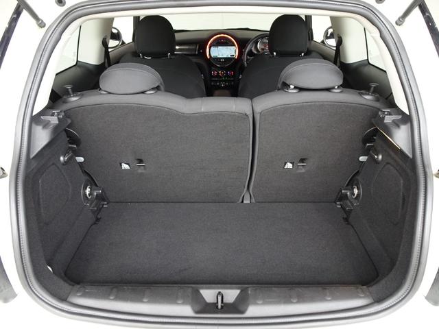 ＭＩＮＩ クーパーＳ　６ＭＴ／禁煙車／記録簿／ＨＤＤナビ／Ｂｌｕｅｔｏｏｔｈ／ＬＥＤ／ＥＴＣ／プッシュスタート／スペアキー／クルーズコントロール／オートライト／アイドリングストップ／ブラックルーフ＆ミラー／ＦＯＧ／１６ＡＷ（49枚目）