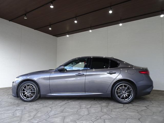 ジュリア ヴェローチェ 禁煙車/記録簿/ワンオーナー/本革/OZ18AW/CarPlay/harman・kardon/バックカメラ/ドラレコ/HID/ETC/スマートキー/スペアキー/ACC/シートヒーター/パドルシフト/(9枚目)