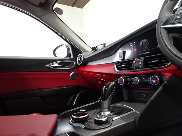 ジュリア ヴェローチェ 禁煙車/記録簿/ワンオーナー/本革/OZ18AW/CarPlay/harman・kardon/バックカメラ/ドラレコ/HID/ETC/スマートキー/スペアキー/ACC/シートヒーター/パドルシフト/(33枚目)