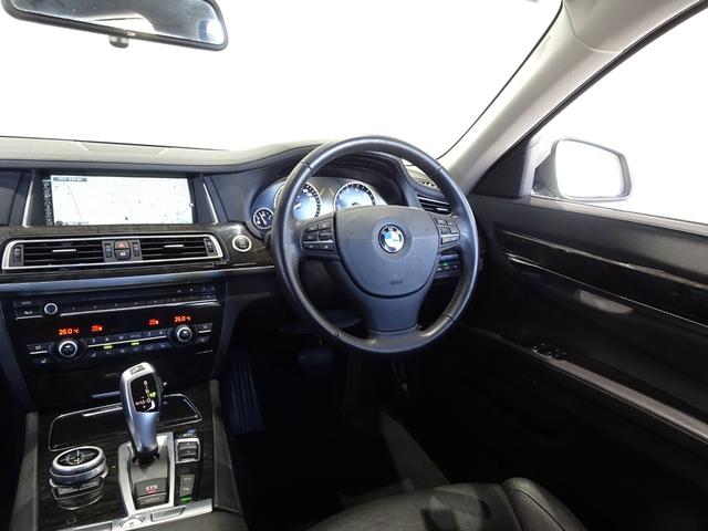 屋内展示場がございますので雨天でもゆっくりお車をご覧いただけます。