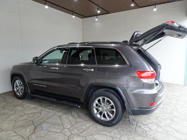 ジープ・グランドチェロキー リミテッド　禁煙車／記録簿／本革／ナビ地デジ／Ｂｌｕｅｔｏｏｔｈ／Ｆ＆Ｓ＆Ｂカメラ／ドラレコ／ＨＩＤ／ＥＴＣ／スマートキー／クルコン／ヒートヒーター＆クーラー／パドルシフト／パワーゲート／サイドステップ／１８ＡＷ（10枚目）