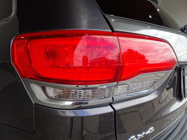 ジープ・グランドチェロキー リミテッド　禁煙車／記録簿／本革／ナビ地デジ／Ｂｌｕｅｔｏｏｔｈ／Ｆ＆Ｓ＆Ｂカメラ／ドラレコ／ＨＩＤ／ＥＴＣ／スマートキー／クルコン／ヒートヒーター＆クーラー／パドルシフト／パワーゲート／サイドステップ／１８ＡＷ（54枚目）