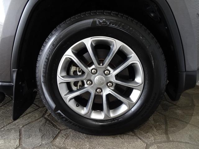 ジープ・グランドチェロキー リミテッド　禁煙車／記録簿／本革／ナビ地デジ／Ｂｌｕｅｔｏｏｔｈ／Ｆ＆Ｓ＆Ｂカメラ／ドラレコ／ＨＩＤ／ＥＴＣ／スマートキー／クルコン／ヒートヒーター＆クーラー／パドルシフト／パワーゲート／サイドステップ／１８ＡＷ（63枚目）