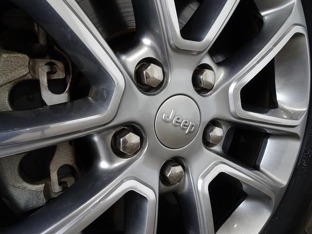 ジープ・グランドチェロキー リミテッド　禁煙車／記録簿／本革／ナビ地デジ／Ｂｌｕｅｔｏｏｔｈ／Ｆ＆Ｓ＆Ｂカメラ／ドラレコ／ＨＩＤ／ＥＴＣ／スマートキー／クルコン／ヒートヒーター＆クーラー／パドルシフト／パワーゲート／サイドステップ／１８ＡＷ（64枚目）