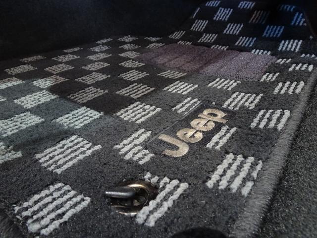 ジープ・グランドチェロキー リミテッド 禁煙車/記録簿/本革/サンルーフ/ナビ地デジ/Bluetooth/Bカメラ/HID/ETC/スマートキー/スペアキー/クルコン/パドルシフト/パワーゲート/サイドステップ/ルーフレール/オートライト/(46枚目)