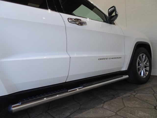 ジープ・グランドチェロキー リミテッド 禁煙車/記録簿/本革/サンルーフ/ナビ地デジ/Bluetooth/Bカメラ/HID/ETC/スマートキー/スペアキー/クルコン/パドルシフト/パワーゲート/サイドステップ/ルーフレール/オートライト/(64枚目)
