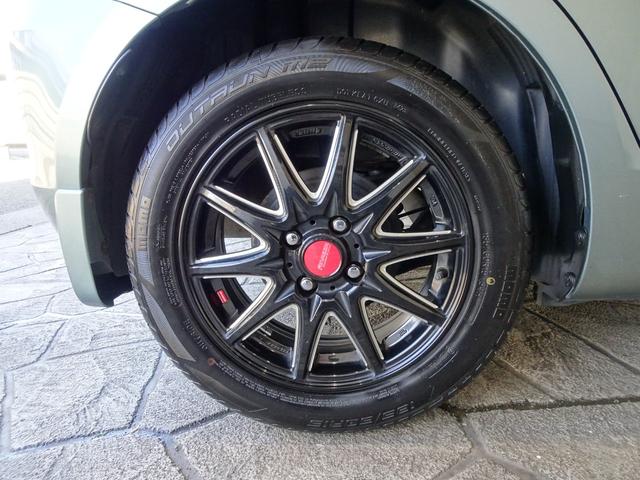 屋内展示場がございますので雨天でもゆっくりお車をご覧いただけます。