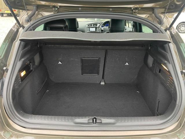 スポーツシック 6速マニュアル ターボ ナビ クリアランスソナー オートクルーズコントロール アルミホイール HID レザーシート キーレスエントリー 電動格納ミラー シートヒーター 盗難防止システム ABS CD(17枚目)