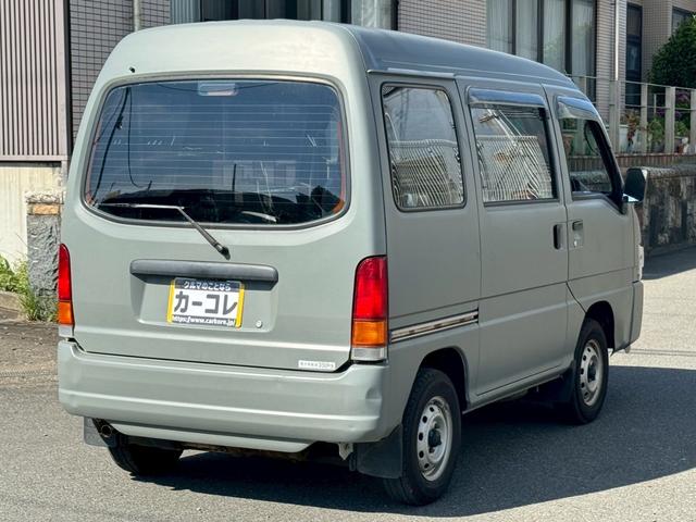 サンバーバン ＶＣ　４ＷＤ　修復歴無し　２０２３年製造タイヤ　集中ドアロック　４人乗り　軽貨物　積載量３５０ｋｇ　エアコン　パワステ　シガーソケット　フルフラットシート　４ナンバー　軽バン　黒ナンバー　事業用登録可能（8枚目）